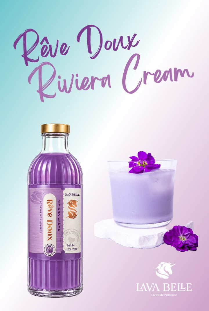 Flasche Lav'a Belle Rêve Doux Riviera Crème neben einem Glas hellviolettem Cremelikör auf Eis, garniert mit einer violetten Blüte