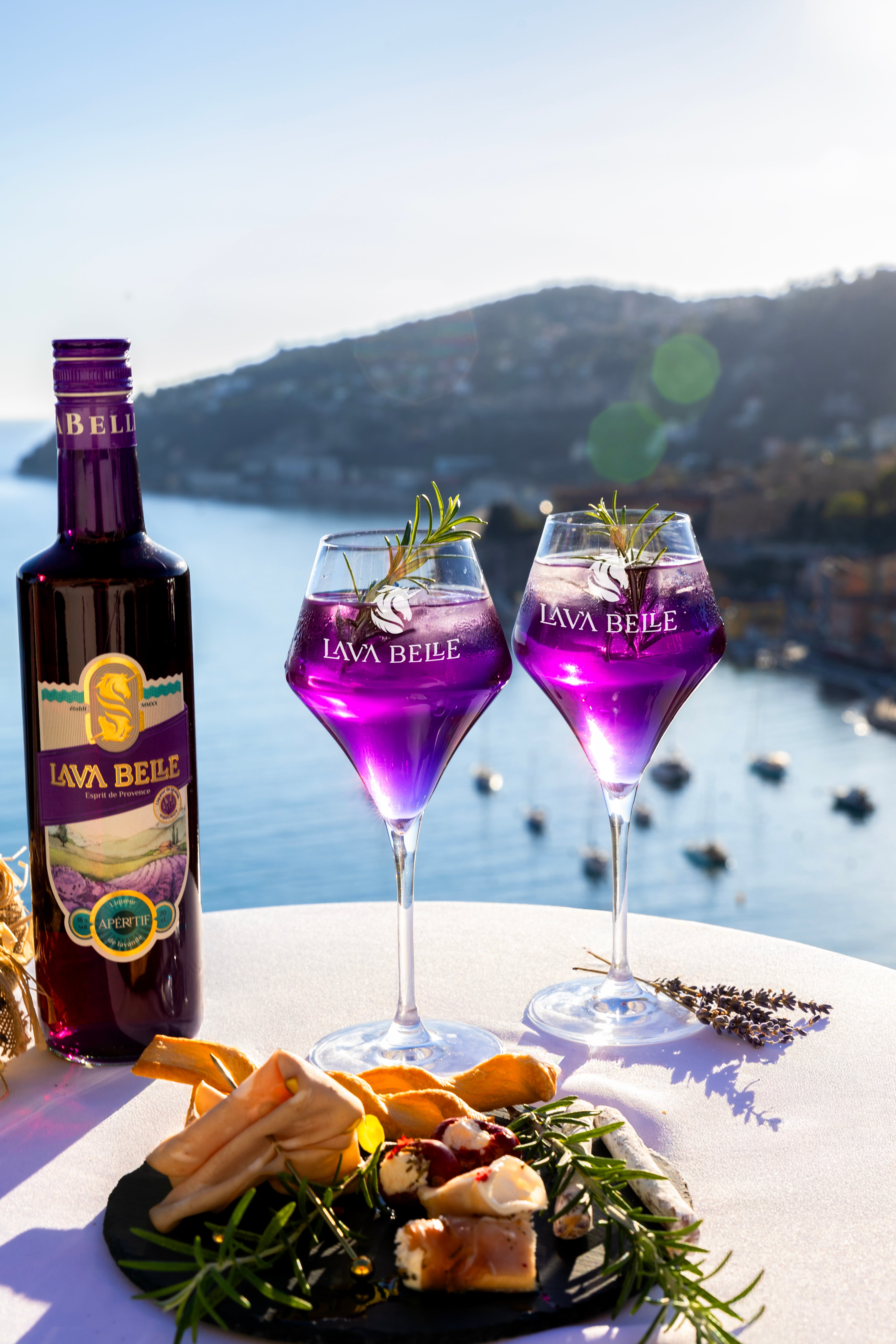 Lav'a Belle Aperitif (18%) + zwei Aperitif-Gläser