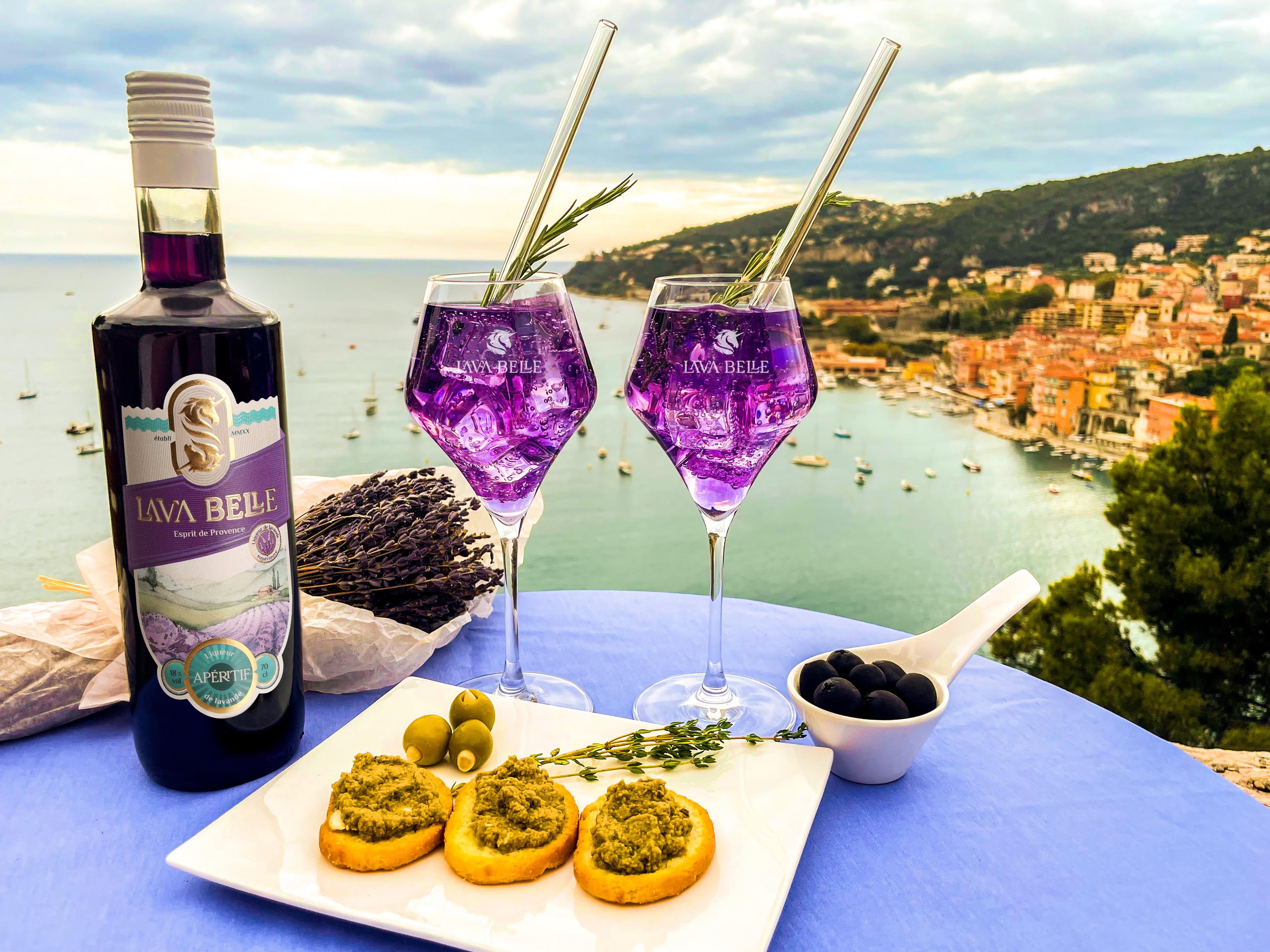 Zwei Gläser Lav'a Belle Aperitif mit einigen Antipasti. Im Hintergrund der Hafen von Saint Jean Cap Ferrat